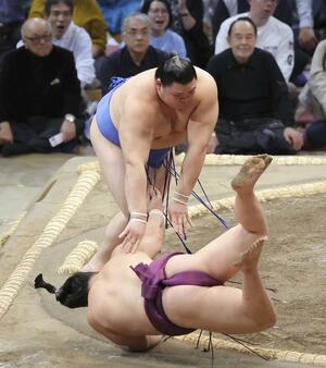 大の里(上)が突き落としで平戸海を下す=福岡国際センター