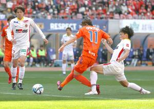 新潟－名古屋　前半３５分、新潟のＭＦ太田が決めて先制＝ビッグスワン