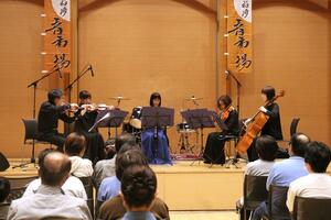 多彩な音楽を披露した「音市場」=柏崎市日石町