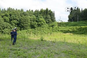 80代男性がクマに襲われた現場付近で警戒活動を行う消防隊員=4日午後4時前、長岡市栃尾地区