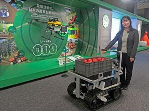 　「食と農の科学館」の展示物を紹介する農業・食品産業技術総合研究機構の職員＝９日、茨城県つくば市