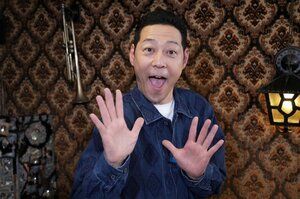 『アニメダマ』でMCを務める東野幸治（C）FUJI TELEVISION／ROBOT