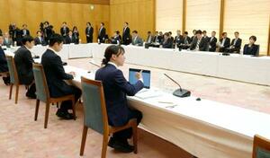 　首相官邸で開かれた社会保障国民会議の初会合。手前はチームみらいの安野党首、奥右端は高市首相＝２６日午後