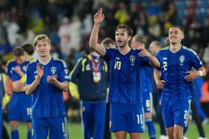 　決勝進出を決めたスウェーデンの選手たち＝２６日（ＡＰ＝共同）