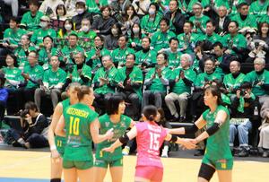 第四北越ＦＧと群馬銀の社員が参加した合同観戦イベント＝１０日、群馬県高崎市の高崎アリーナ