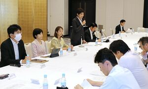 立憲民主党県連の常任幹事会で参院選の総括について語る西村智奈美衆院議員=8月、新潟市中央区