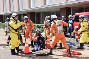 多数のけが人が発生した想定でトリアージを行う救急隊員=長岡市千歳1の市消防本部