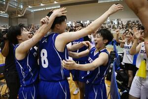 優勝を果たし、大喜びする桜花学園の選手たち=ジップアリーナ岡山