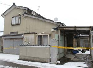 敷地内から遺体が見つかった空き家＝２４日、聖籠町