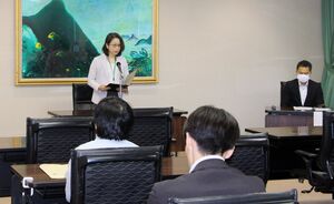 夏の参院選に向け開かれた政党説明会＝６月５日、県庁