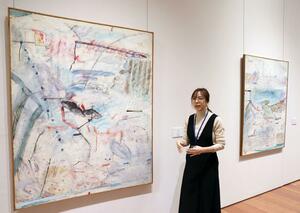 白い絵の具を重ねた抽象画が並ぶ「田畑あきら子展」＝新潟市中央区の県立万代島美術館