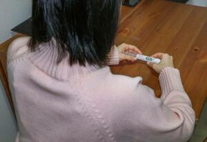 　自身が使用した２型糖尿病治療薬「マンジャロ」を手に、取材に応じる女性会社員＝１０月、東京都内