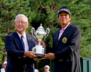 初優勝したタイのサマヌーン・スリロット(右)=神奈川県相模原GC