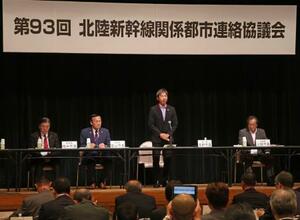 北陸新幹線関係都市連絡協議会の会合で、あいさつする長野市の荻原健司市長(右から2人目)=16日午後、福井県敦賀市