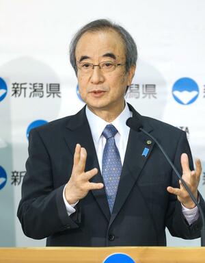 定例記者会見で質問に答える花角英世知事=28日、県庁
