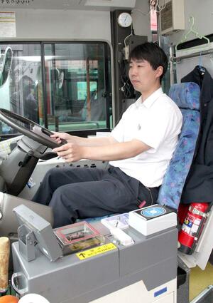 新潟交通の路線バスで、制帽を脱いで運転席に座る運転手=新潟市西区寺地