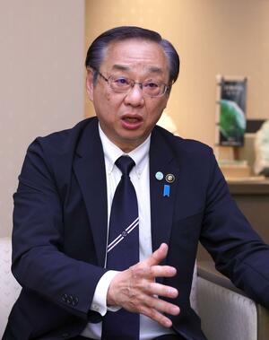 １年目を終え、成果や課題について答える久保田郁夫市長＝糸魚川市役所