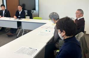福井県高浜町の担当者ら(左)と面会する市民団体のメンバー=18日午後、高浜町