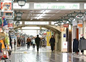 人通りがまばらな西堀ローサ=14日、新潟市中央区