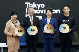 地域課題の解決策を考えるイベントで、写真撮影に応じる(左から)東京都の小池百合子知事、新潟県の花角英世知事、山形県の吉村美栄子知事、秋田県の鈴木健太知事=14日、東京都