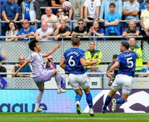 　エバートン戦の前半、プレーするブライトンの三笘（左）＝リバプール（共同）