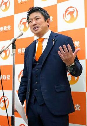 再審制度の見直しを巡り、記者会見する参政党の神谷代表=11日午後、国会