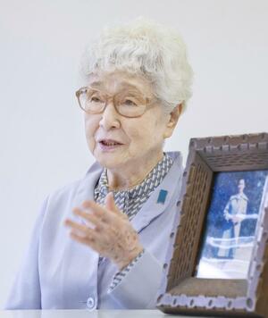 横田めぐみさんの写真を置いてインタビューに答える母の早紀江さん