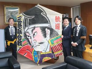 六角巻凧を寄贈した三条凧協会の須藤謙一会長(左)ら。中央は滝沢亮市長=三条市役所