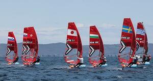 5大会連続の五輪出場を確実にした富澤慎選手(中央)=フランス・イエール(セーリングエナジー/フレンチオリンピックウィーク提供)