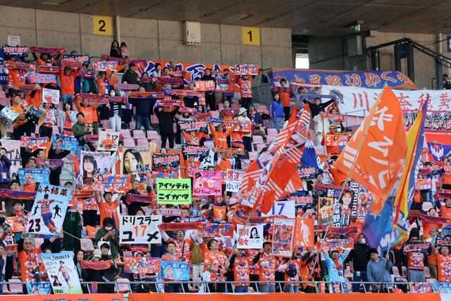 試合前、声援を送るサポーター＝デンカビッグスワン
