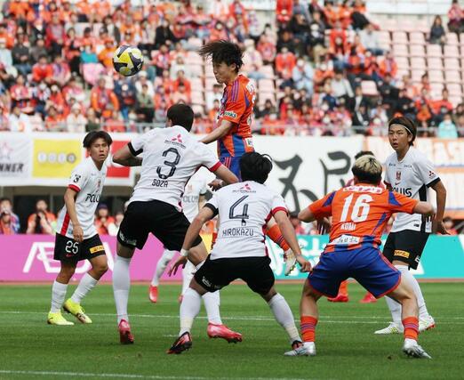後半、MF奥村仁(30)が頭で狙う=5月11日、デンカビッグスワン