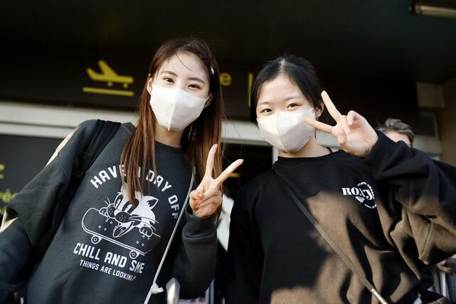 ＧＰシリーズ第１戦に出場するためフランスのナント空港に到着した住吉りをん（左）と中井亜美＝１５日（共同）