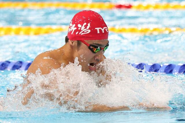 成年男子Ａ４×１００メートルメドレーリレー　第２泳者・山中祥輝（東亞）の平泳ぎ＝滋賀県草津市