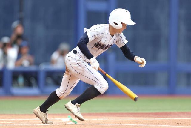 新潟産大付－中越　７回新潟産大付１死二塁、中村心虹が内野安打に失策が絡み６－５と勝ち越し＝エコスタ