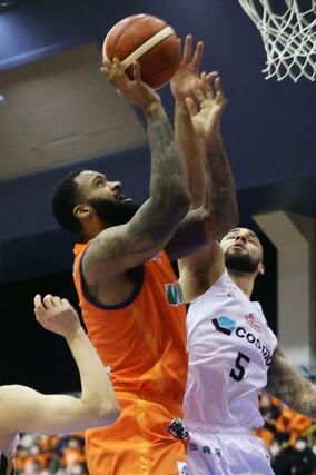 新潟-八王子 第3クオーター、シュートを打つフェルプス=6日、新発田市カルチャーセンター