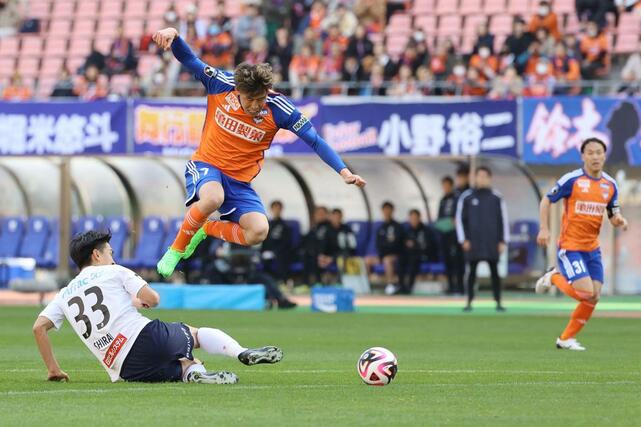 新潟－柏　後半、相手守備をかわす新潟のＦＷ谷口海斗＝ビッグスワン