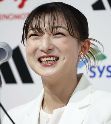 現役引退の記者会見で笑顔を見せるフィギュアスケート女子の坂本花織＝１３日午前、神戸市内のホテル