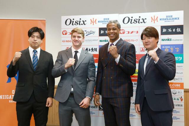 記念撮影でガッツポーズをする（左から）石田陵馬選手、ダニエルフライ選手、アダムウォーカー選手、渡邉諒選手＝３０日、ハードオフ・エコスタジアム