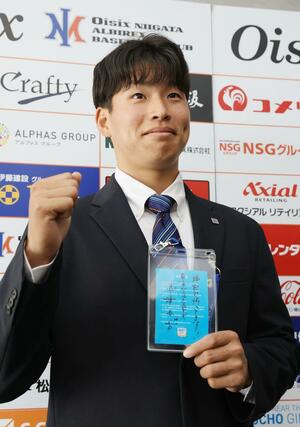 ヤクルトの橿渕聡スカウトデスクと丸山泰嗣担当スカウトから指名あいさつを受けた下川隼佑＝エコスタ