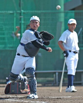 中越が大阪入り後初練習。ボール回しで送球する捕手仲丸陽大＝８月２日、兵庫県明石市二見町の三菱重工Ｗｅｓｔグラウンド