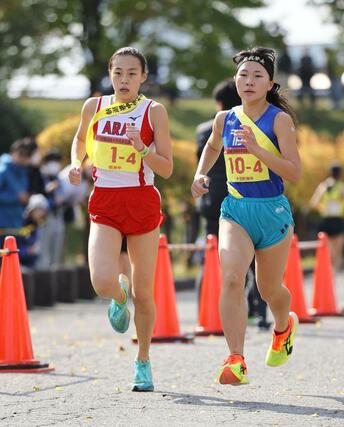 4区で新井の尾﨑結梨(左)と十日町南の丸山友奈が激しいトップ争いを展開する=7日、新発田市五十公野公園