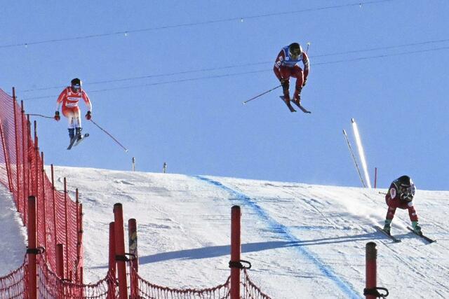 決勝トーナメント１回戦で滑走する須貝龍（中央）＝バルトランス（共同）