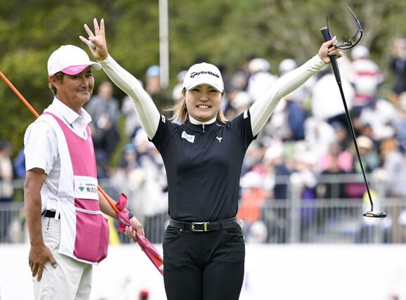 最終日、プレーオフを制し、笑顔で優勝を喜ぶ高橋彩華＝葛城ＧＣ