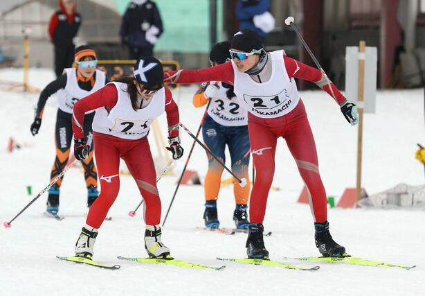 女子リレー　十日町の２走福原優香（右）からアンカー小林由奈（左）にリレー＝十日町市