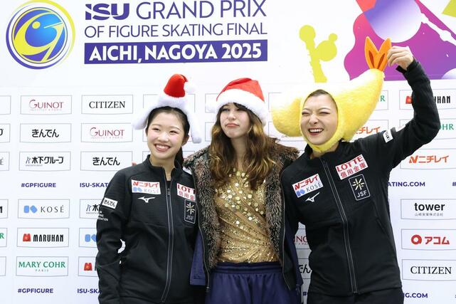 記者会見後、かぶり物を頭につけて撮影に応じる中井亜美（左）とアリサ・リュウ（中央）、坂本花織（右）＝ＩＧアリーナ