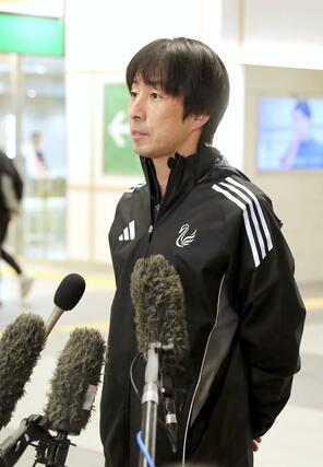 キャンプ地の宮崎県に向かう前に取材に応じる樹森大介監督＝１月１３日、新潟市中央区のＪＲ新潟駅
