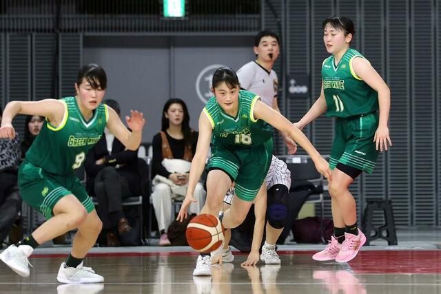 女子１回戦　明徳義塾（高知）－新潟産大付　第４クオーター、ボールを奪い速攻を仕掛ける新潟産大付の宮住咲希（中央）と泉水葵衣（左）＝東京都調布市西町の京王アリーナＴＯＫＹＯ