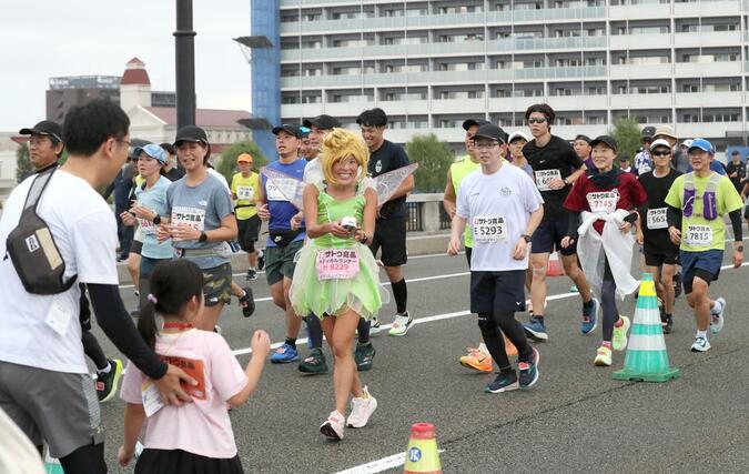 萬代橋を駆ける新潟シティマラソンのランナーたち=12日、同市中央区