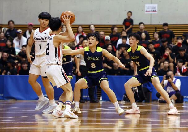 鳥取城北－帝京長岡　懸命に守る帝京長岡の選手たち＝岡山市