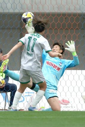 新潟Ｌ－日テレ東京Ｖ　前半、ＧＫ平尾知佳が一度はシュートをセーブするが、こぼれ球を詰められて０－２＝ビッグスワン